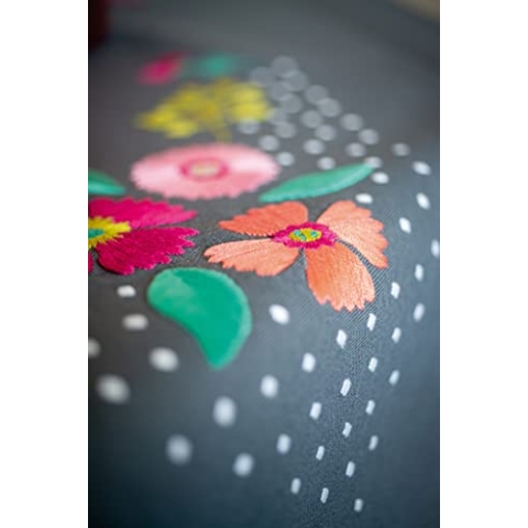 Vervaco Stickpackung Tischdecke Sticken Set Erwachsene Vorgedruckt Feurige Blumen Stickdecken Vorgezeichnet Decke Sticken Stickpackung Plattstich 80 x 80 cm Stoff zum Sticken Kreatives Geschenk