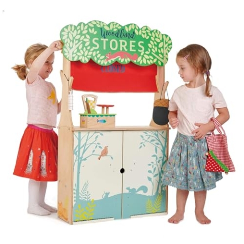 Tender Leaf Tag des Markts: Boutique et Thétre 'Woodland' 75 x 25 x 110 cm, 2-in-1, 2 Handpuppen und eine Tasche, aus Holz, in Box 76,6 x 53 x 6,5 cm, 3 +