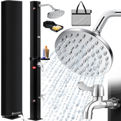 KESSER® Solardusche 40 Liter Solar Gartendusche inkl. Metall-Duschablage & Schutzhaube | warmes Wasser | max. 60°C | ohne Stromanschluss | Pooldusche Camping| Regenduschkopf und Wasserhahn | Schwarz