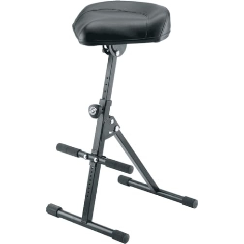 K&M 14047 Stehhilfe mit Gasdruckfeder - Stahl, Kunstleder - faltbarer Musiker-Stehsitz mit Fußablage, höhenverstellbar